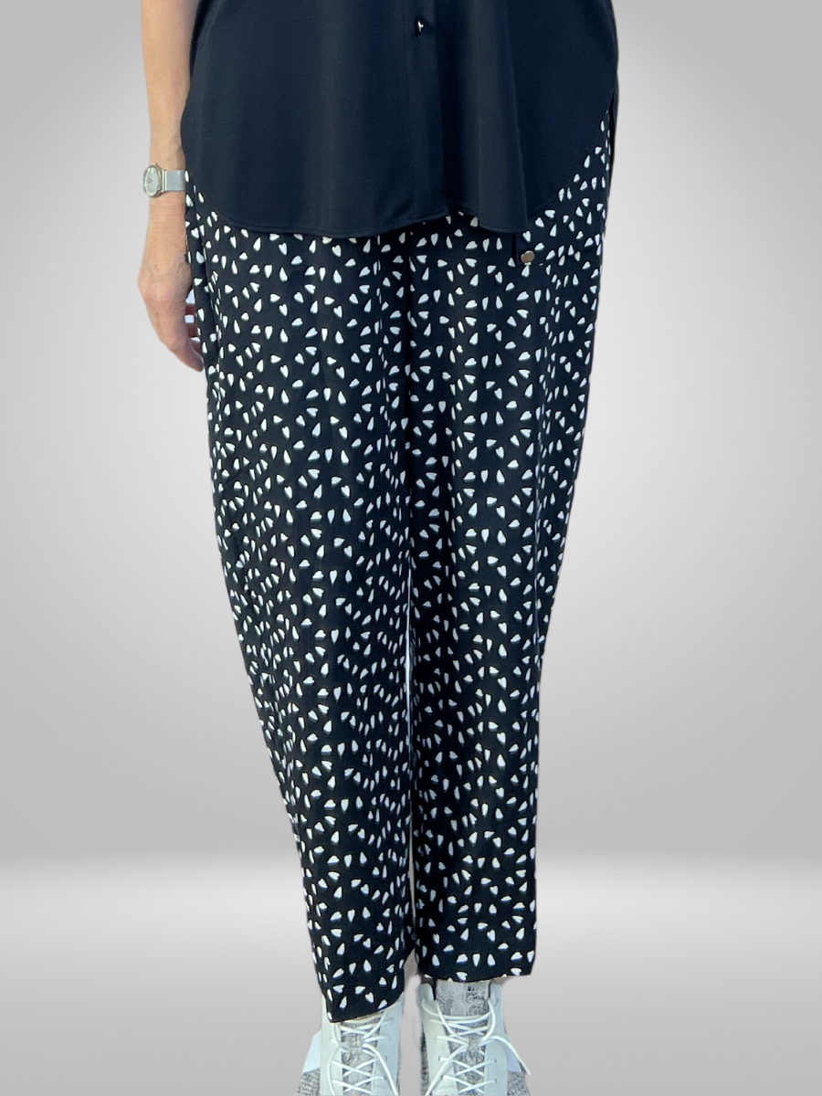 Upgrade your wardrobe with Pienna Pants (size 14-18), designed for a flattering and comfortable fit. These pants feature a tailored design that accentuates your shape and offers all-day stretch and comfort. Perfect for any occasion, these pants are a must-have addition to your closet.
