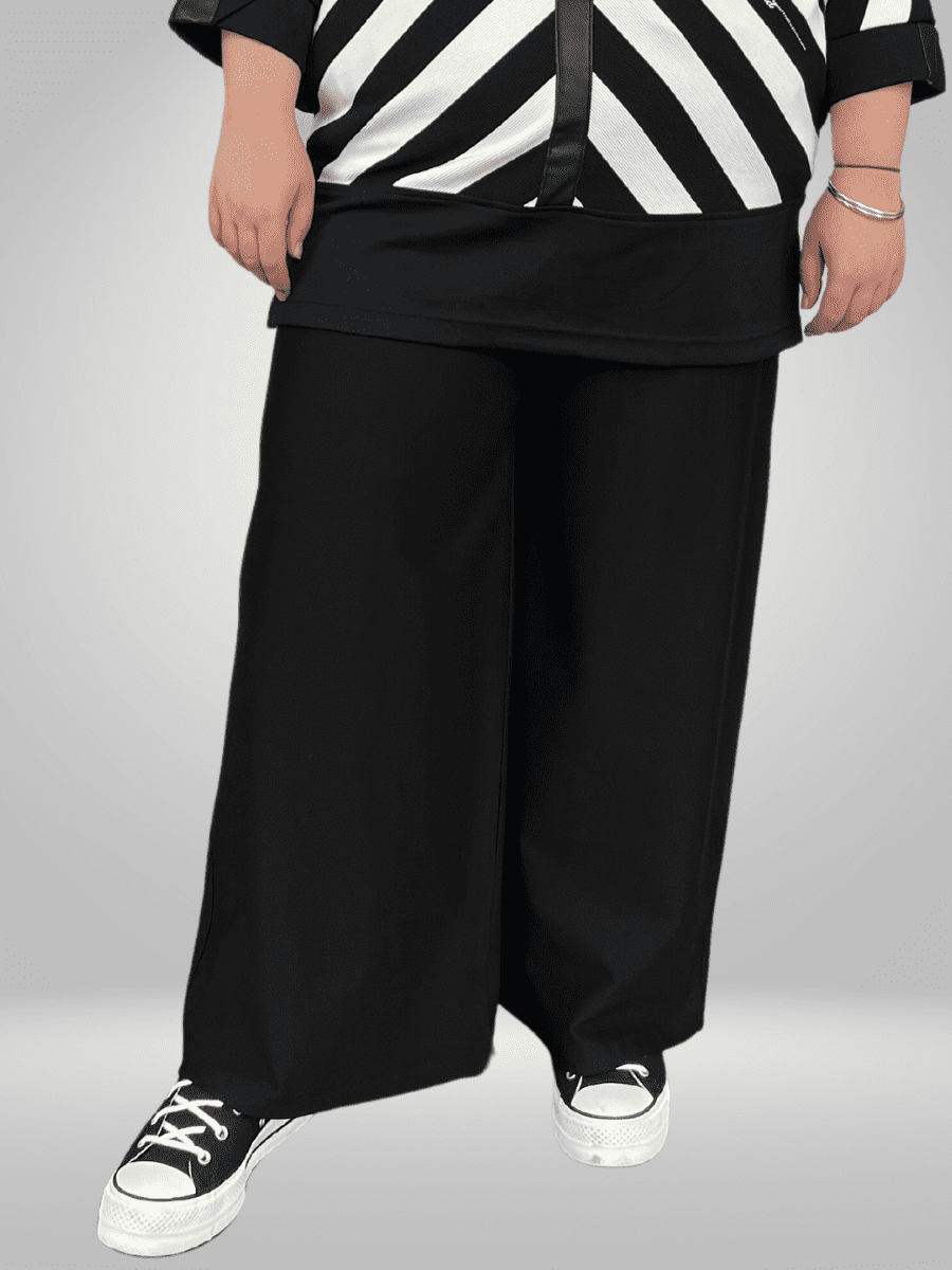 Introducing our Sly Pants, made of a breathable blend of 95% cotton and 5% elastane for a comfortable fit. These pants feature a layflat design and are available in various sizes. See the table for measurements in centimeters and inches. Please note that flat lay measurements may vary slightly due to fabric stretchiness and measurement variation. Mobile users, please scroll to the right on the image carousel for a visual representation of the measurements.
