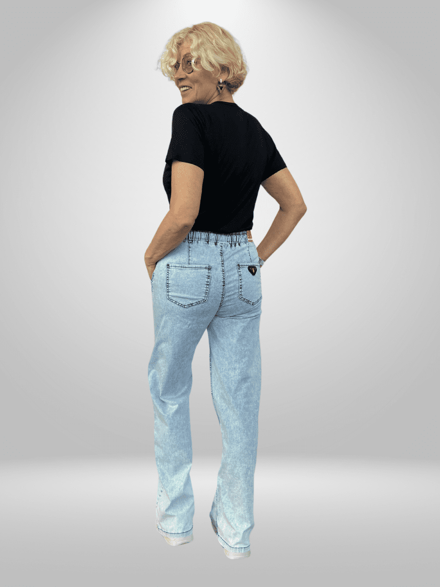 Upgrade your denim game with our Cotton Estensivo Boot-Cut Jeans. Crafted from a blend of 97% cotton and 3% Lycra, these jeans offer a comfortable and flexible fit that moves with you. Perfect for any occasion, these jeans provide the ideal combination of style and comfort. Whether you're running errands or enjoying a night out, these jeans will keep you looking and feeling your best. Shop now and experience the ultimate in comfort and style!