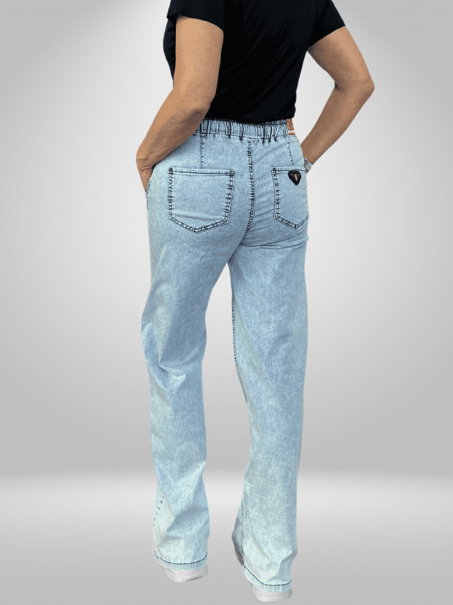 Upgrade your denim game with our Cotton Estensivo Boot-Cut Jeans. Crafted from a blend of 97% cotton and 3% Lycra, these jeans offer a comfortable and flexible fit that moves with you. Perfect for any occasion, these jeans provide the ideal combination of style and comfort. Whether you're running errands or enjoying a night out, these jeans will keep you looking and feeling your best. Shop now and experience the ultimate in comfort and style!