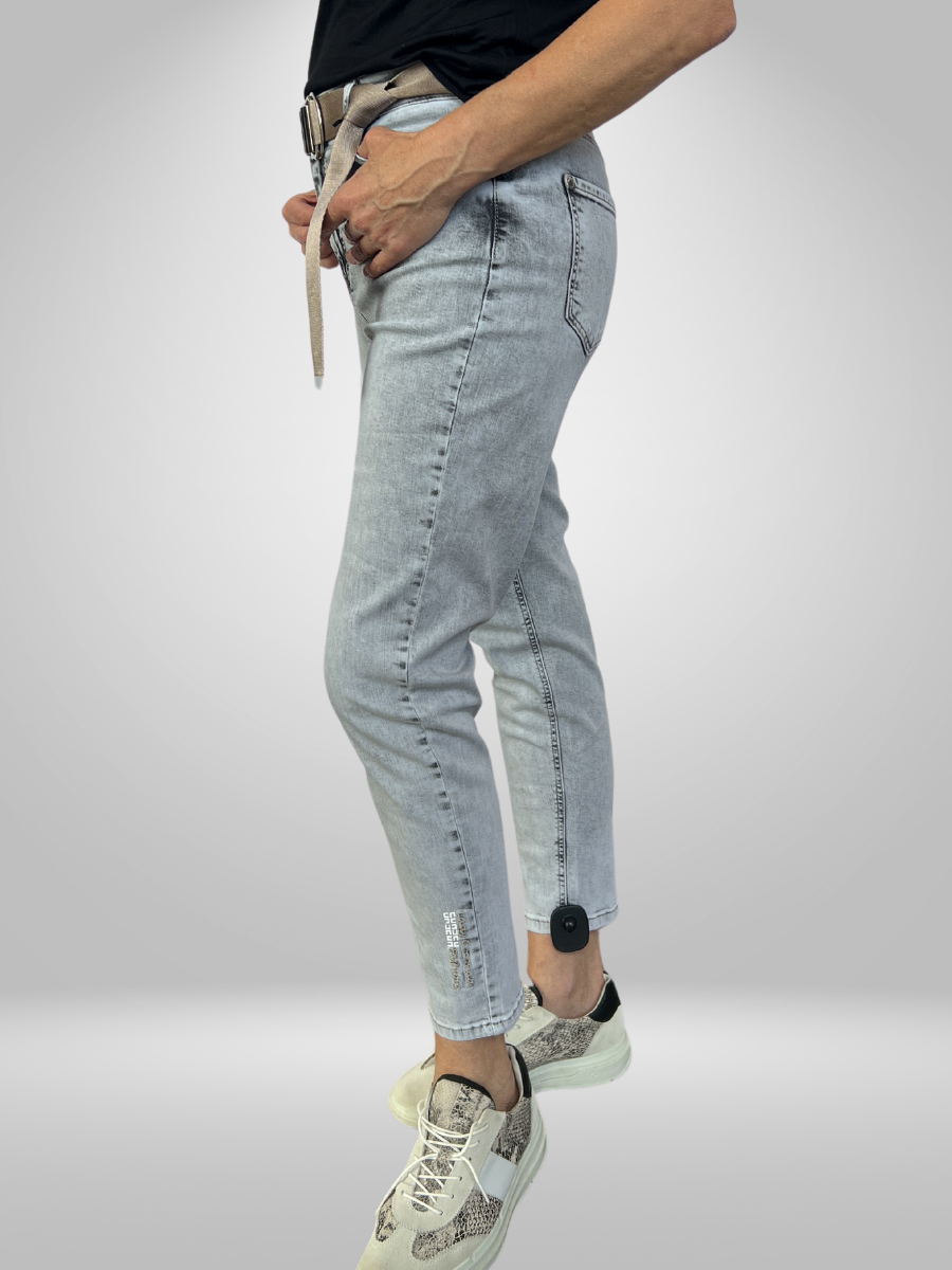 Elevate your wardrobe with Lady Coconad Slim Leg Jeans, crafted from a blend of 97% cotton and 3% elastane for the ultimate combination of comfort and fashion. These jeans are designed to make a statement and boost your confidence, without sacrificing on comfort. Upgrade your denim game with Lady Coconad and embrace effortless style.