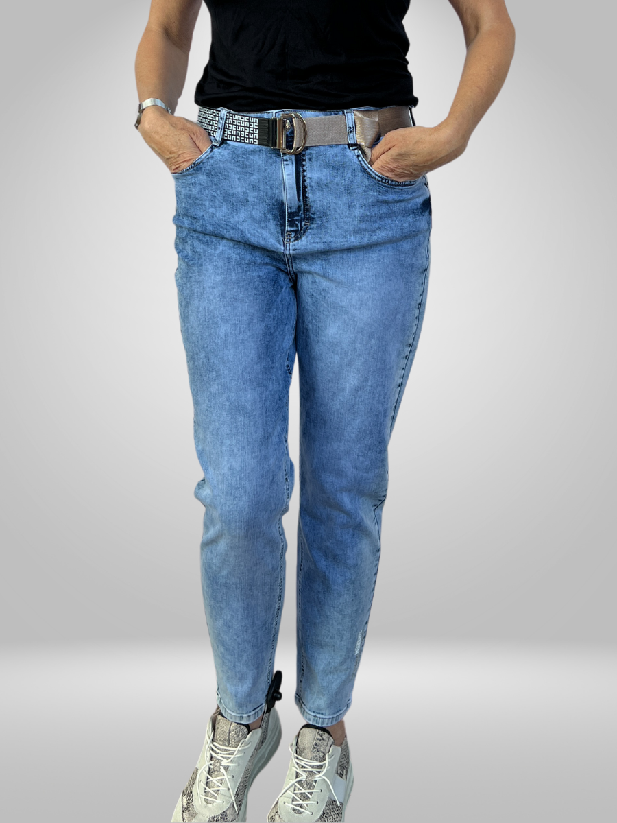 Elevate your wardrobe with Lady Coconad Slim Leg Jeans, crafted from a blend of 97% cotton and 3% elastane for the ultimate combination of comfort and fashion. These jeans are designed to make a statement and boost your confidence, without sacrificing on comfort. Upgrade your denim game with Lady Coconad and embrace effortless style.