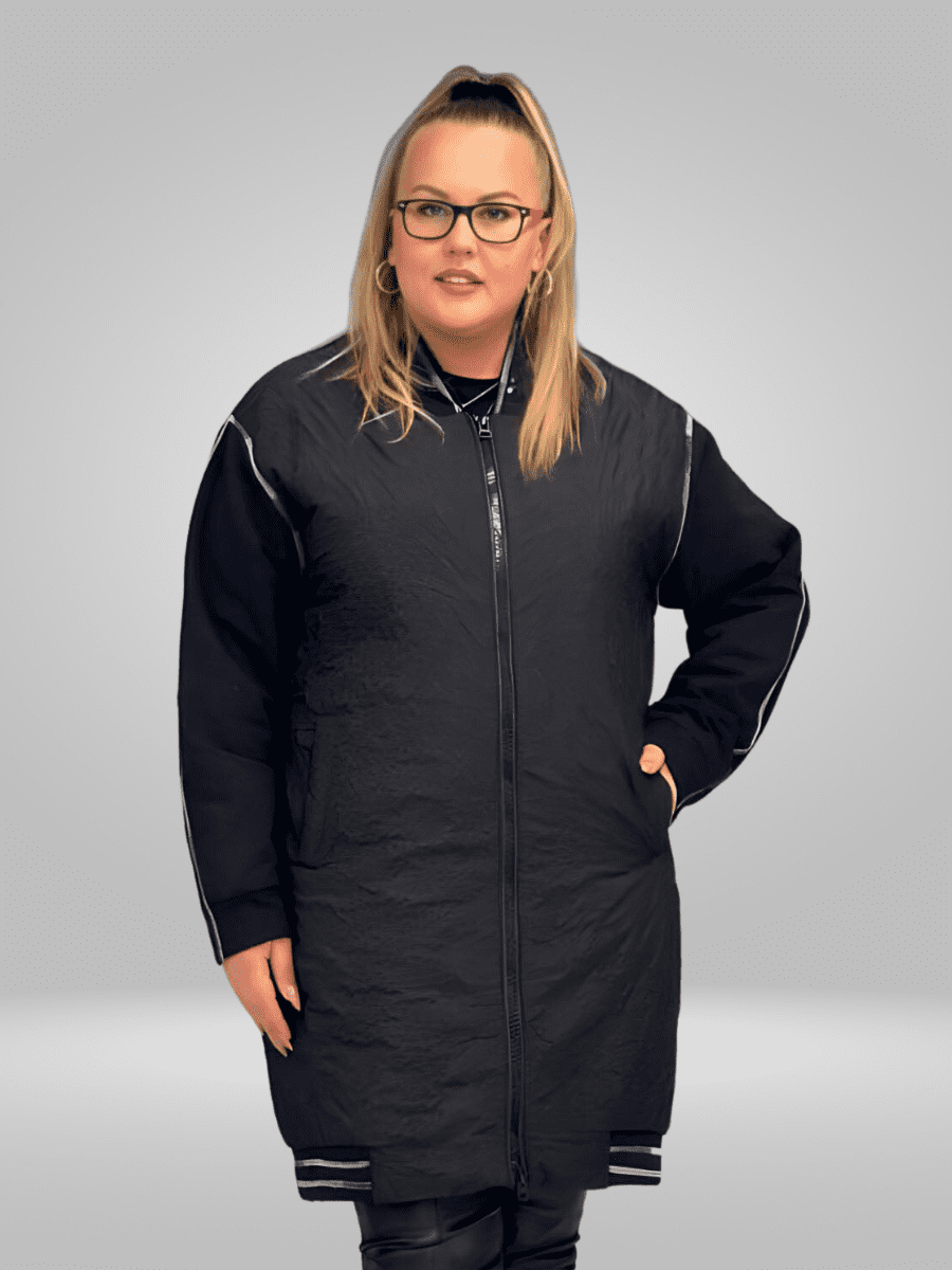 Upgrade your wardrobe with the Ay-Sel Plus Size Short Coat. Made from high-quality materials, this stylish and comfortable coat is perfect for any occasion. With a secure and flattering fit, it's the perfect addition to your plus size collection.