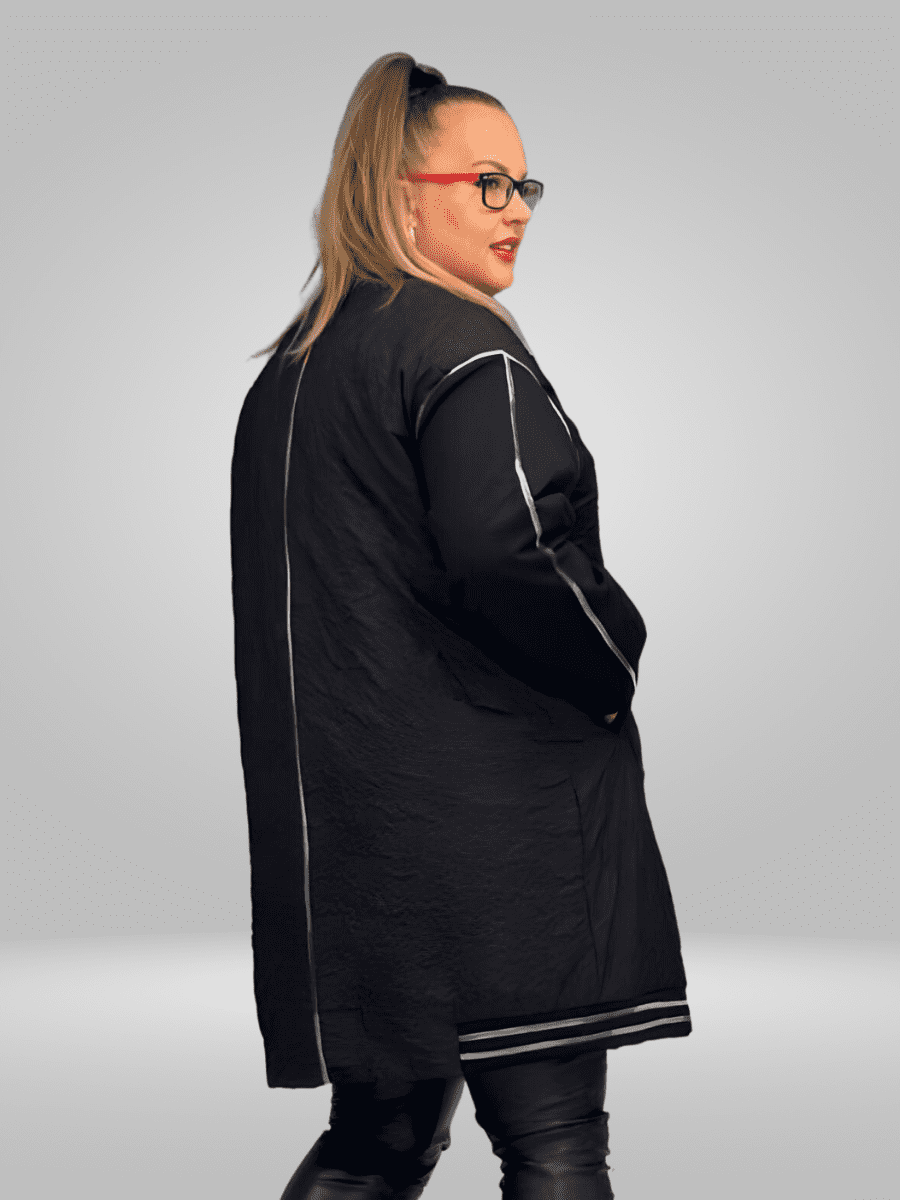 Upgrade your wardrobe with the Ay-Sel Plus Size Short Coat. Made from high-quality materials, this stylish and comfortable coat is perfect for any occasion. With a secure and flattering fit, it's the perfect addition to your plus size collection.