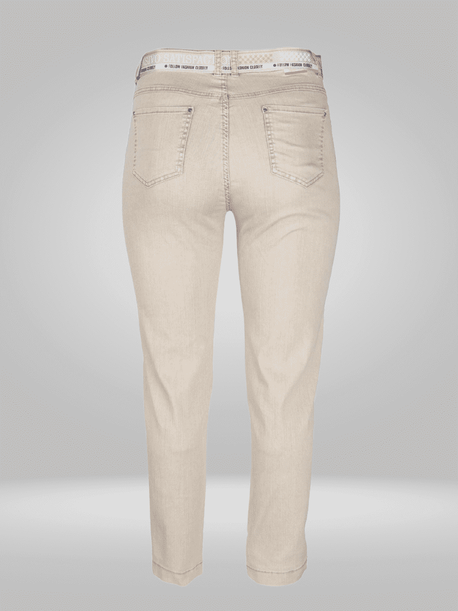 Upgrade your wardrobe with our Cotton Blend Estensivo Peg Leg Jeans, crafted from a blend of 50% cotton, 45% polyester, and 5% lycra for the perfect balance of comfort and stretch. These jeans feature a peg leg design and offer ultimate style and comfort. Shop now for the ultimate addition to your wardrobe!
