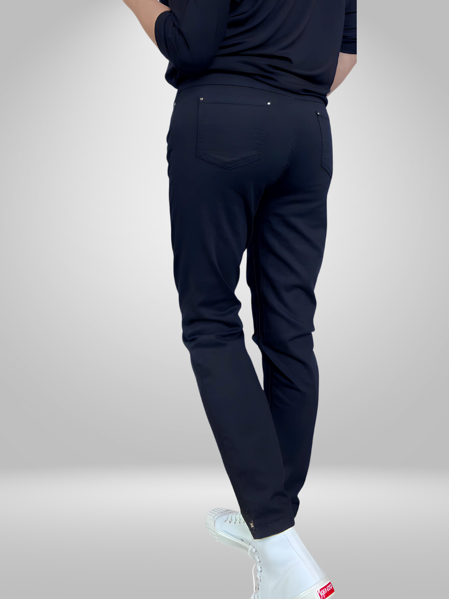 Get accurate measurements for the Estensivo Pants with our LayFlat size chart. See the waist, front rise, hip, thigh, length, knee, inseam, leg opening, and back rise in centimeters and inches. Please note that flat lay measurements may vary slightly due to fabric stretch and measurement variation. Mobile users, scroll right on the image carousel for a visual representation.