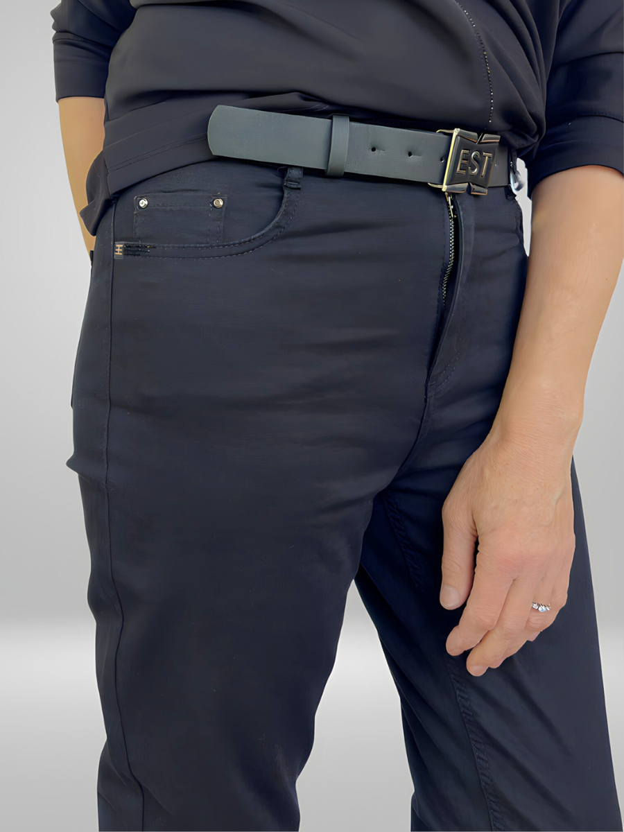 Get accurate measurements for the Estensivo Pants with our LayFlat size chart. See the waist, front rise, hip, thigh, length, knee, inseam, leg opening, and back rise in centimeters and inches. Please note that flat lay measurements may vary slightly due to fabric stretch and measurement variation. Mobile users, scroll right on the image carousel for a visual representation.