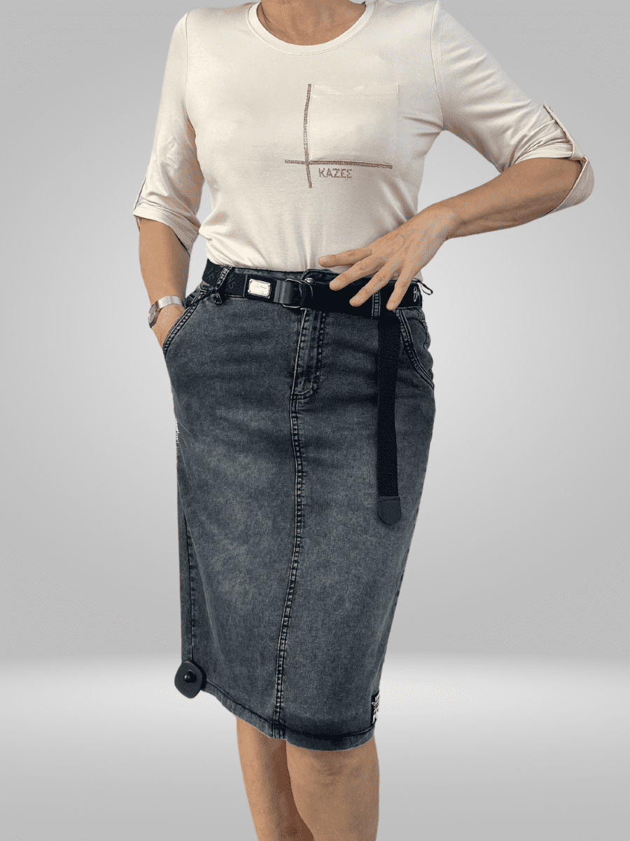Upgrade your wardrobe with the Avangarde Curvy Skirt (12-18). This plus size skirt is made from a high-quality blend of 96% cotton and 4% lycra, ensuring both comfort and style. Its breathable fabric makes it suitable for any climate. The flat lay measurements for size 14 include a 77cm waist, 97cm hip, 66cm length, and 102cm hem. Add this versatile and fashionable skirt to your collection today!