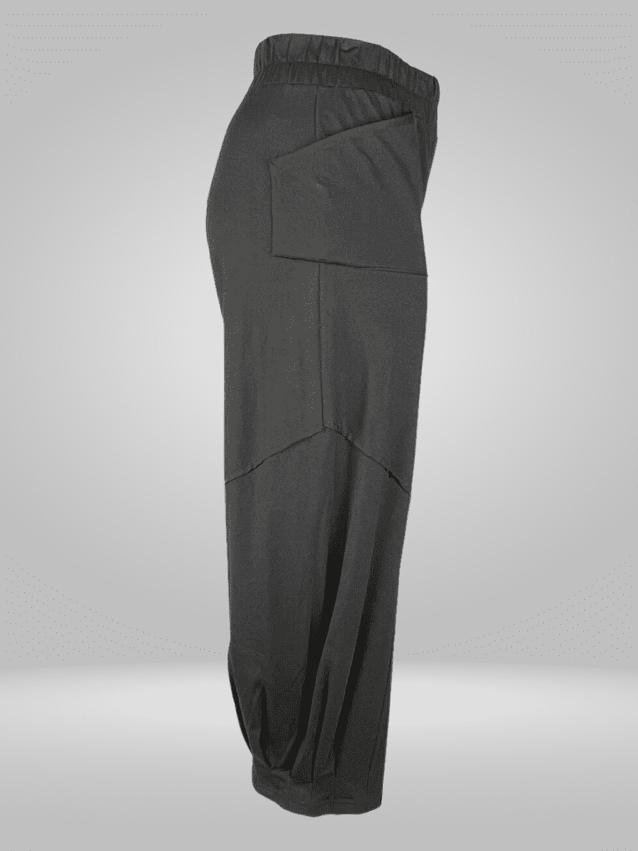 Upgrade your wardrobe with Divas Plus Size Pants, designed for both comfort and style. Made with a relaxed fit and a blend of 95% cotton and 5% elastane, these pants offer all-day comfort and breathability. Perfect for everyday wear, these pants are a must-have for any fashion-forward diva.