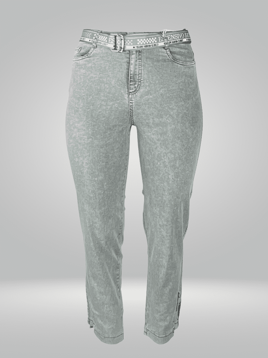 Upgrade your wardrobe with our Cotton Blend Estensivo Peg Leg Jeans, crafted from a blend of 50% cotton, 45% polyester, and 5% lycra for the perfect balance of comfort and stretch. These jeans feature a peg leg design and offer ultimate style and comfort. Shop now for the ultimate addition to your wardrobe!