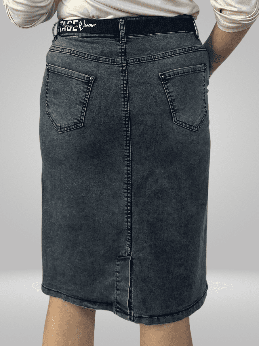 Upgrade your wardrobe with the Avangarde Curvy Skirt (12-18). This plus size skirt is made from a high-quality blend of 96% cotton and 4% lycra, ensuring both comfort and style. Its breathable fabric makes it suitable for any climate. The flat lay measurements for size 14 include a 77cm waist, 97cm hip, 66cm length, and 102cm hem. Add this versatile and fashionable skirt to your collection today!