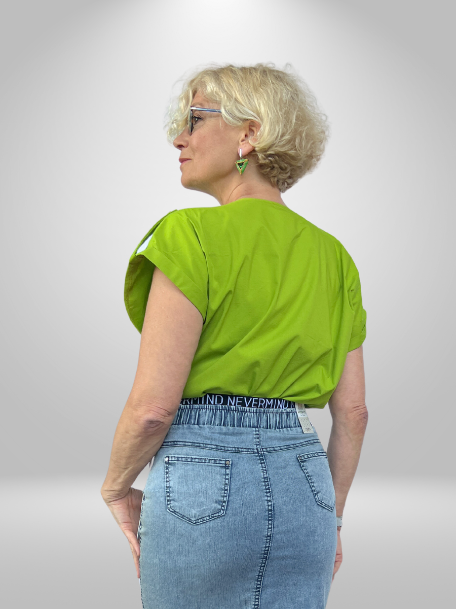 Upgrade your wardrobe with the Pienna Blouse (size 14-18), designed for a perfect fit that accentuates your figure. Made with a stretchy and comfortable fabric, this blouse is ideal for all-day wear. Its tailored design adds a touch of sophistication to any outfit. Shop now and elevate your style game!