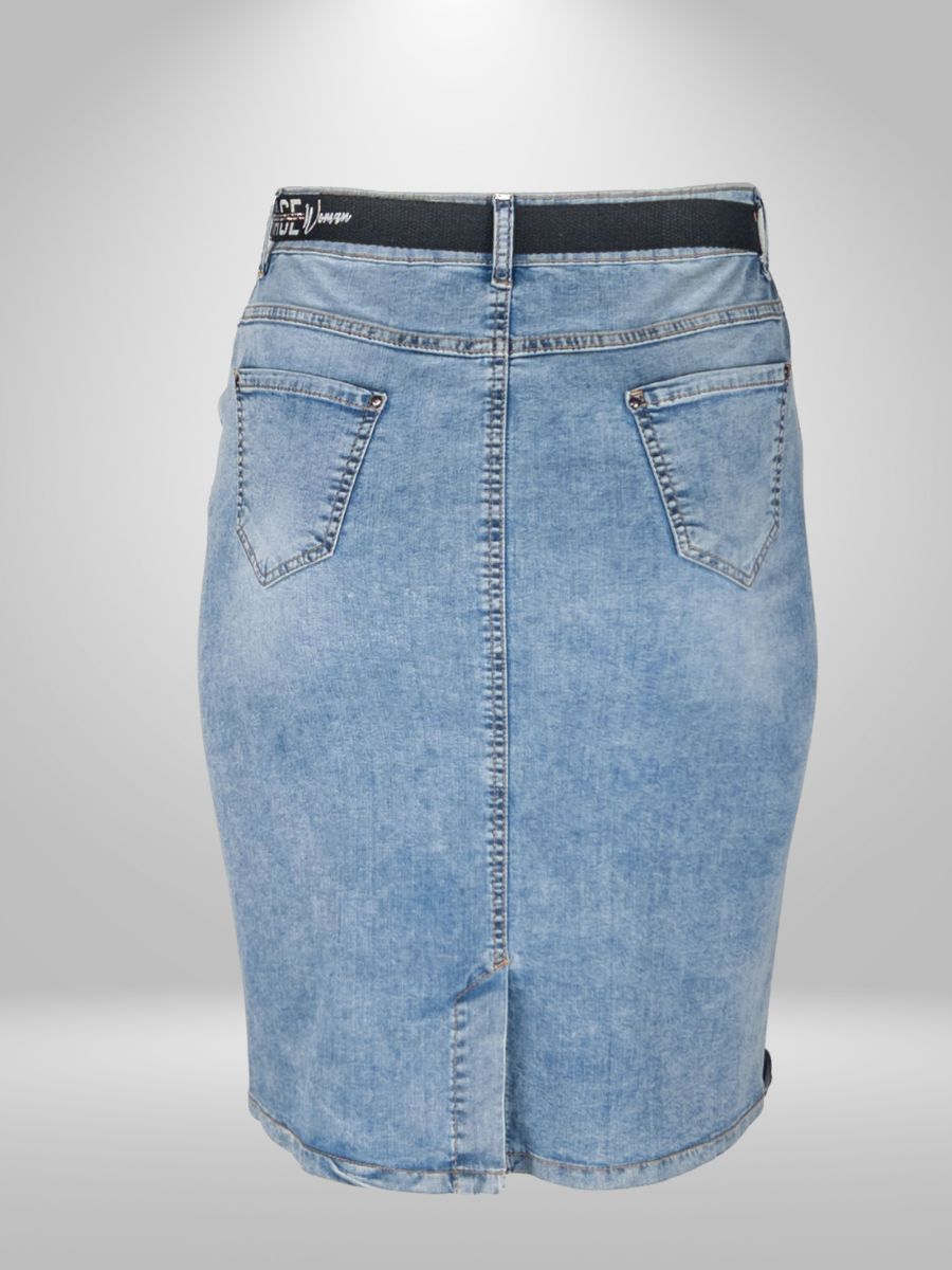 Upgrade your wardrobe with the Avangarde Curvy Skirt (12-18). This plus size skirt is made from a high-quality blend of 96% cotton and 4% lycra, ensuring both comfort and style. Its breathable fabric makes it suitable for any climate. The flat lay measurements for size 14 include a 77cm waist, 97cm hip, 66cm length, and 102cm hem. Add this versatile and fashionable skirt to your collection today!