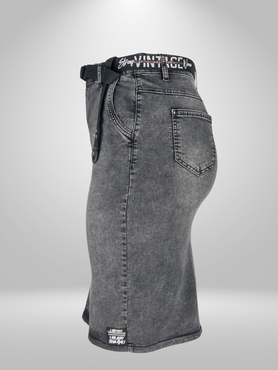 Upgrade your wardrobe with the Avangarde Curvy Skirt (12-18). This plus size skirt is made from a high-quality blend of 96% cotton and 4% lycra, ensuring both comfort and style. Its breathable fabric makes it suitable for any climate. The flat lay measurements for size 14 include a 77cm waist, 97cm hip, 66cm length, and 102cm hem. Add this versatile and fashionable skirt to your collection today!