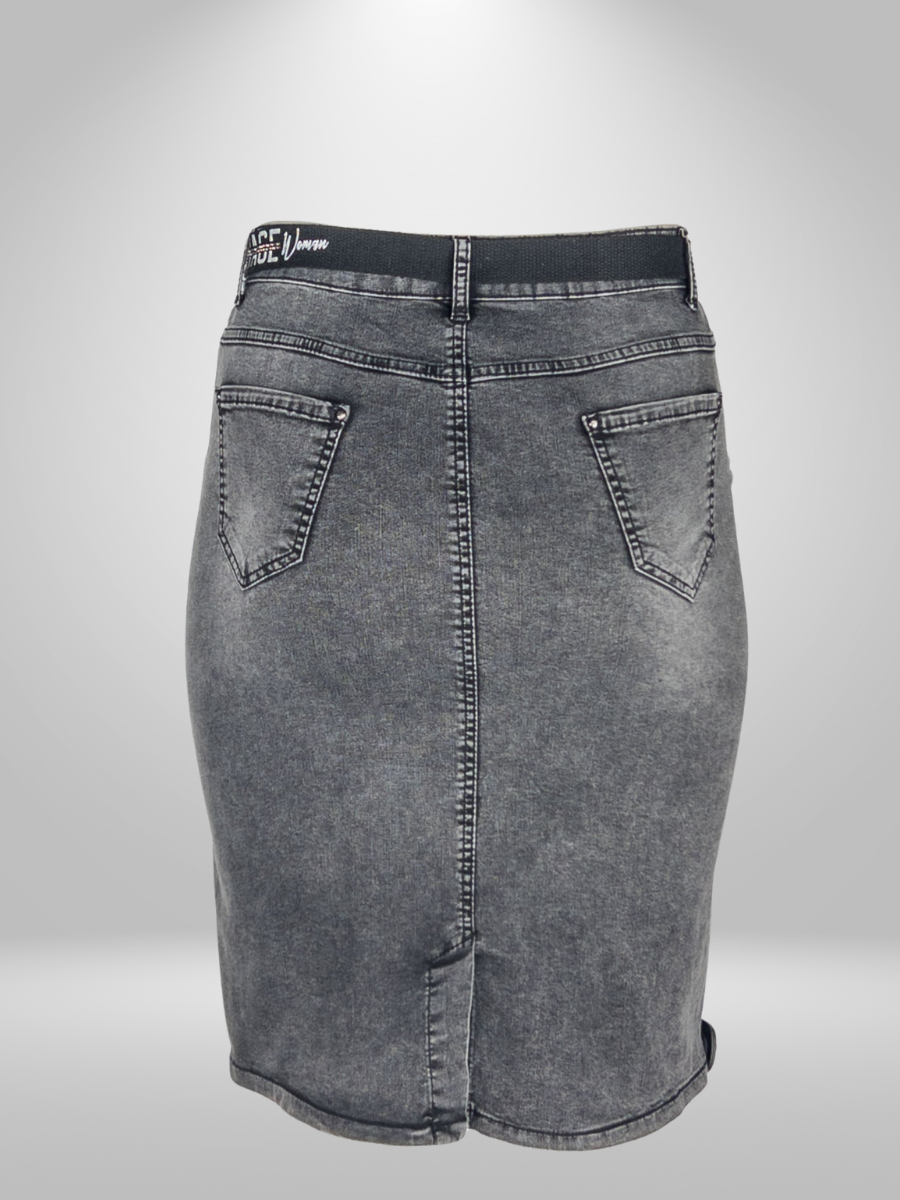 Upgrade your wardrobe with the Avangarde Curvy Skirt (12-18). This plus size skirt is made from a high-quality blend of 96% cotton and 4% lycra, ensuring both comfort and style. Its breathable fabric makes it suitable for any climate. The flat lay measurements for size 14 include a 77cm waist, 97cm hip, 66cm length, and 102cm hem. Add this versatile and fashionable skirt to your collection today!