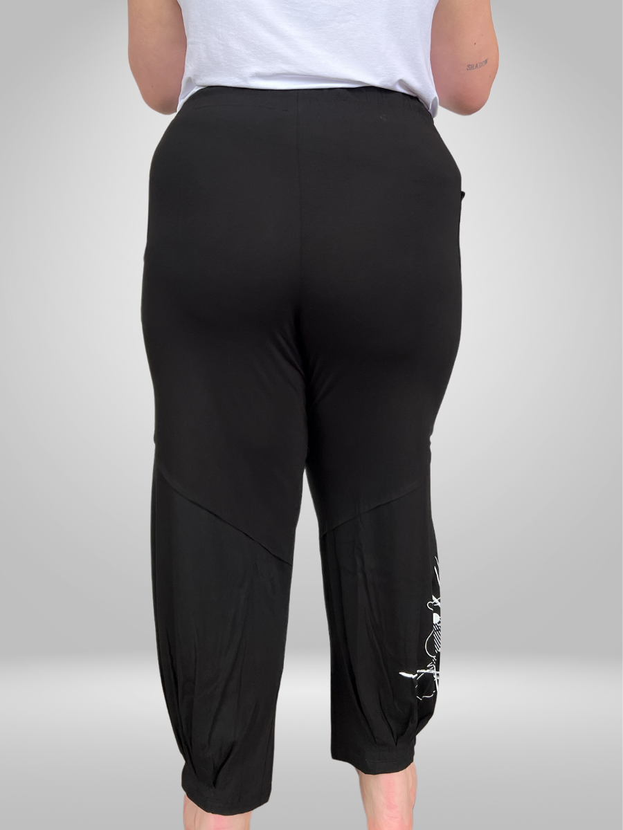 Black wide-leg cropped pants with pocket detail, made from 95% Viscose and 5% Elastane, styled for plus-size women (sizes 20-26), featuring an elastic waistband and relaxed fit.