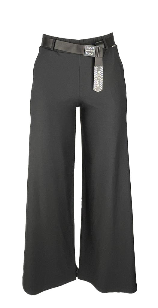 Introducing our Sly Pants, made of a breathable blend of 95% cotton and 5% elastane for a comfortable fit. These pants feature a layflat design and are available in various sizes. See the table for measurements in centimeters and inches. Please note that flat lay measurements may vary slightly due to fabric stretchiness and measurement variation. Mobile users, please scroll to the right on the image carousel for a visual representation of the measurements.