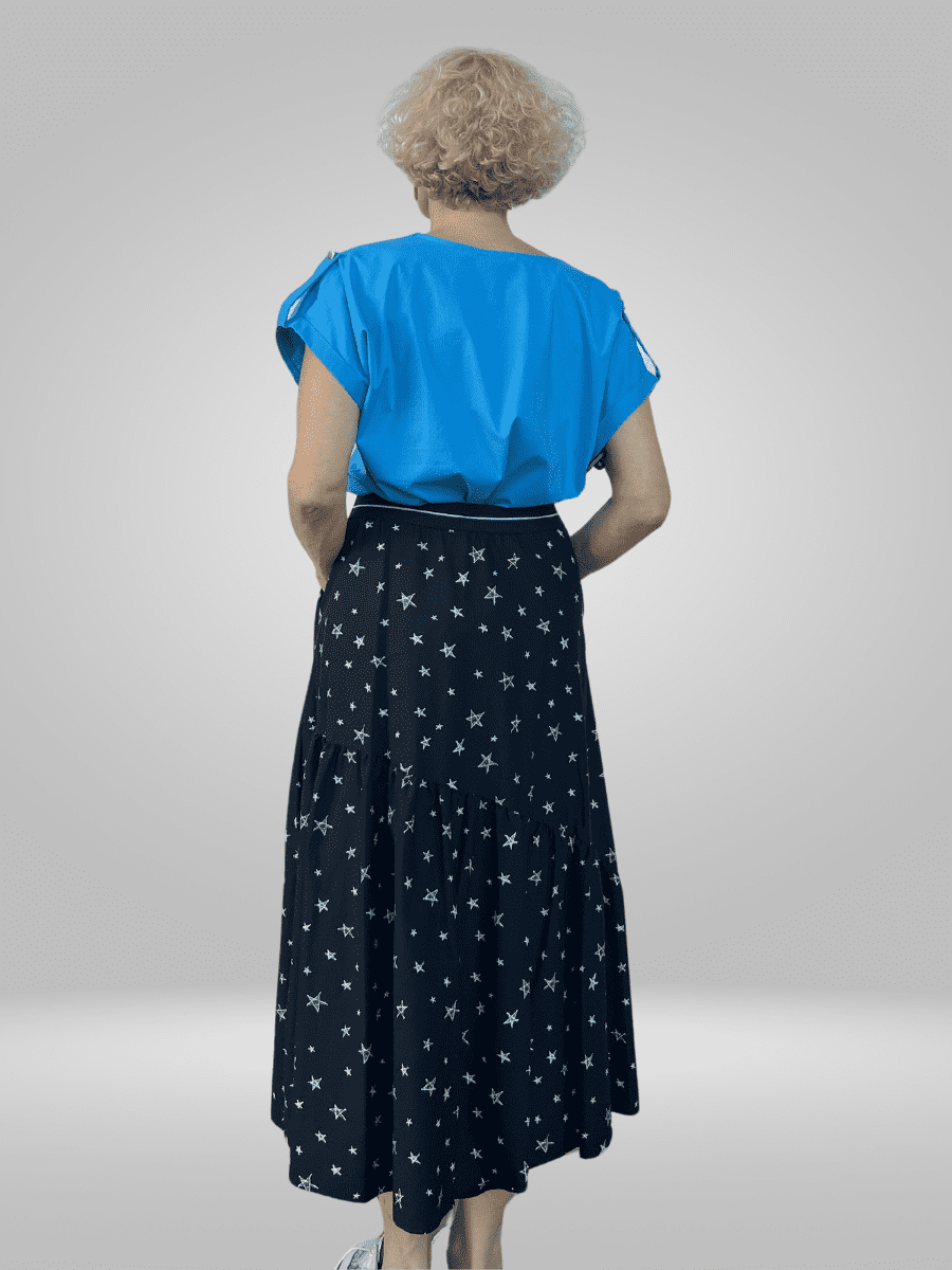 Introducing the Pienna Skirt (12-18), a sophisticated and versatile piece featuring a high-waisted silhouette. Made from a lightweight and comfortable fabric, this skirt can be dressed up or down for any event. Elevate your wardrobe with this timeless and chic addition.