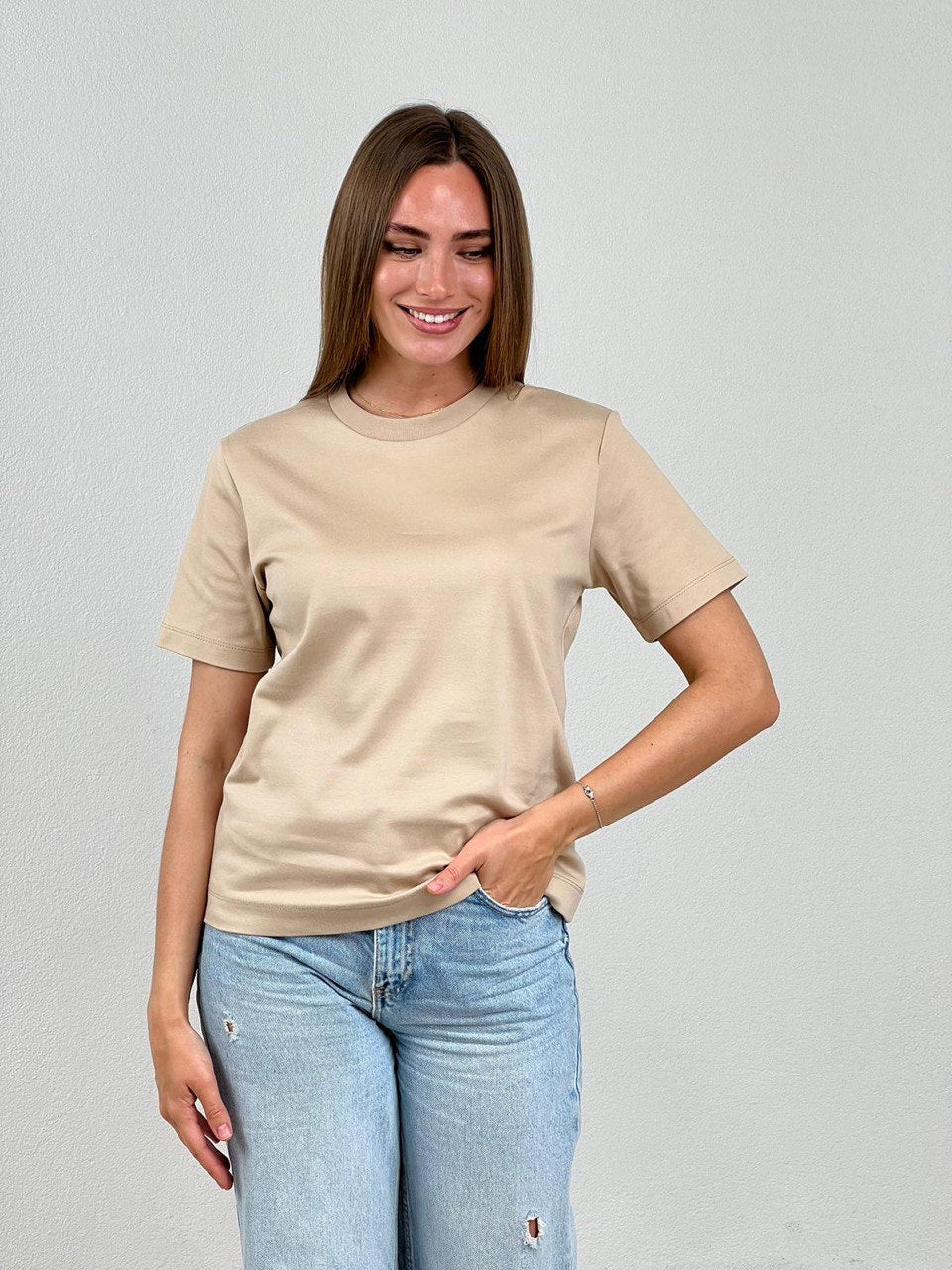 Upgrade your wardrobe with the Destello Blouse (12-16), crafted from 100% soft and breathable cotton. This stylish top offers a comfortable and flattering fit, perfect for any occasion. Add a touch of luxury to your look with the Destello Blouse!