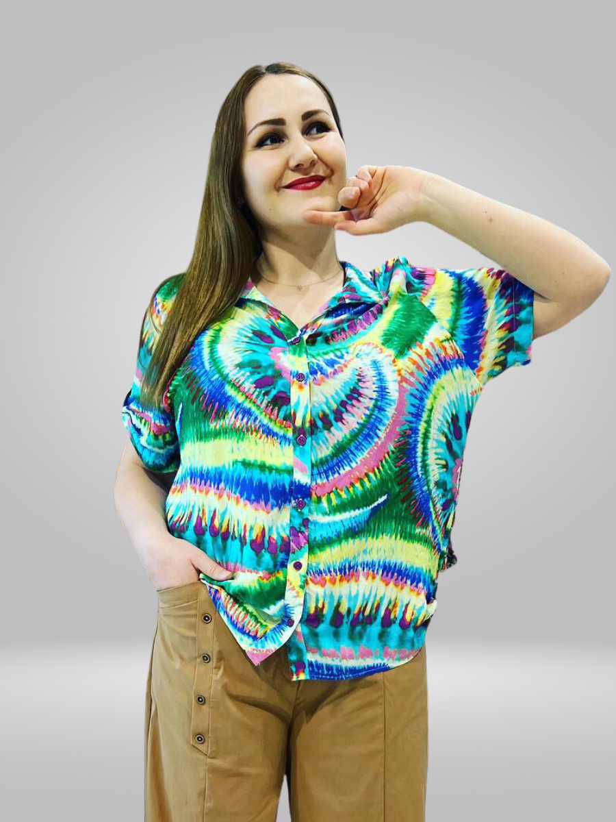 Add a pop of color to your wardrobe with the BISA Rainbow Blouse. Made from a lightweight and breathable material, this blouse offers all-day comfort. Versatile for any occasion, it's a must-have piece for your closet.