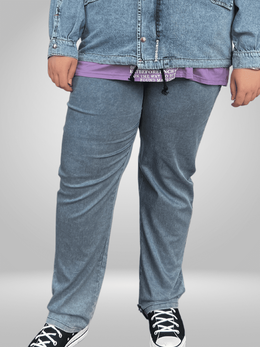 Get the perfect fit with Duran Plus Size Jeans. This table provides measurements in centimeters and inches for waist, front rise, hip, thigh, length, knee, inseam, leg opening, and back rise. Please note that flat lay measurements may vary slightly due to fabric stretch and measurement variation. Mobile users, scroll right on the image carousel for a visual representation. Shop now for the perfect fit!