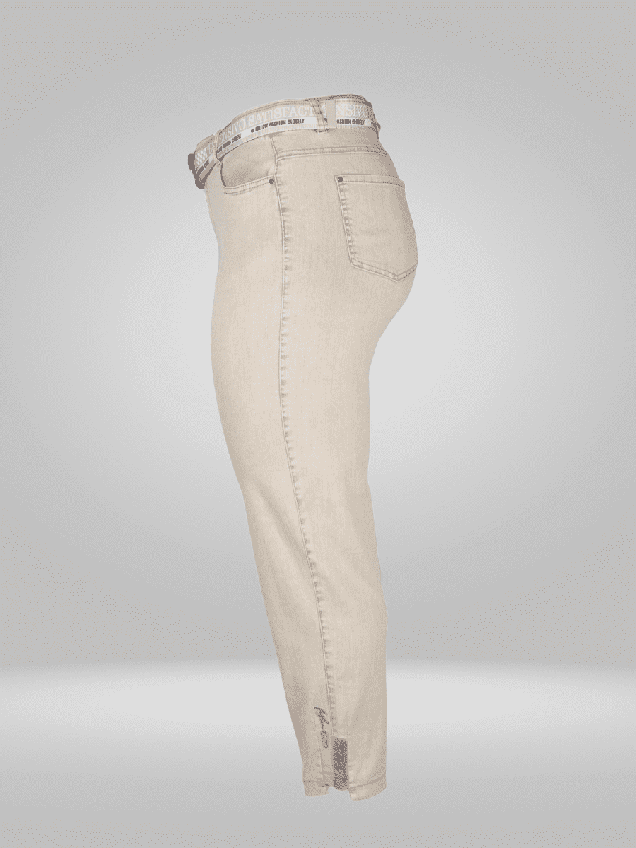 Upgrade your wardrobe with our Cotton Blend Estensivo Peg Leg Jeans, crafted from a blend of 50% cotton, 45% polyester, and 5% lycra for the perfect balance of comfort and stretch. These jeans feature a peg leg design and offer ultimate style and comfort. Shop now for the ultimate addition to your wardrobe!