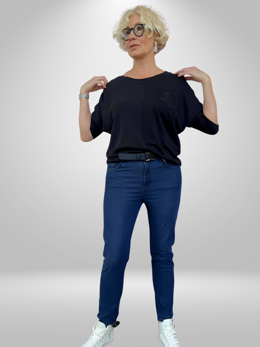 Get accurate measurements for the Estensivo Pants with our LayFlat size chart. See the waist, front rise, hip, thigh, length, knee, inseam, leg opening, and back rise in centimeters and inches. Please note that flat lay measurements may vary slightly due to fabric stretch and measurement variation. Mobile users, scroll right on the image carousel for a visual representation.