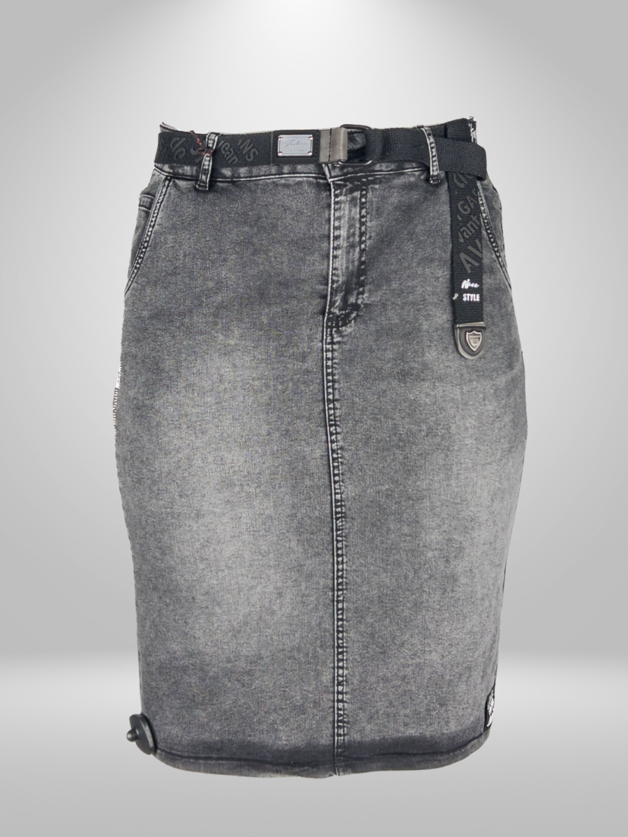 Upgrade your wardrobe with the Avangarde Curvy Skirt (12-18). This plus size skirt is made from a high-quality blend of 96% cotton and 4% lycra, ensuring both comfort and style. Its breathable fabric makes it suitable for any climate. The flat lay measurements for size 14 include a 77cm waist, 97cm hip, 66cm length, and 102cm hem. Add this versatile and fashionable skirt to your collection today!