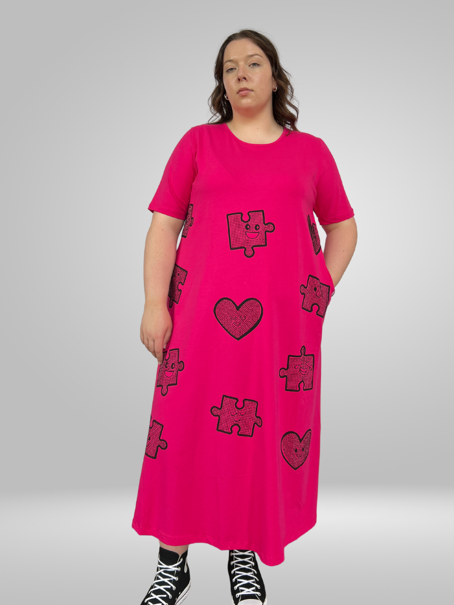 Stay comfortable and stylish in the Natural Munna Plus Size Dress. Made with lightweight fabric, this dress is designed for a comfortable fit and breathability, perfect for long days. Available in sizes 22/24, 24/26, and 28/30, with bust, waist, hip, collar, shoulder, sleeve, front length, and back length measurements in centimeters. Add this versatile dress to your wardrobe for a flattering and comfortable look.